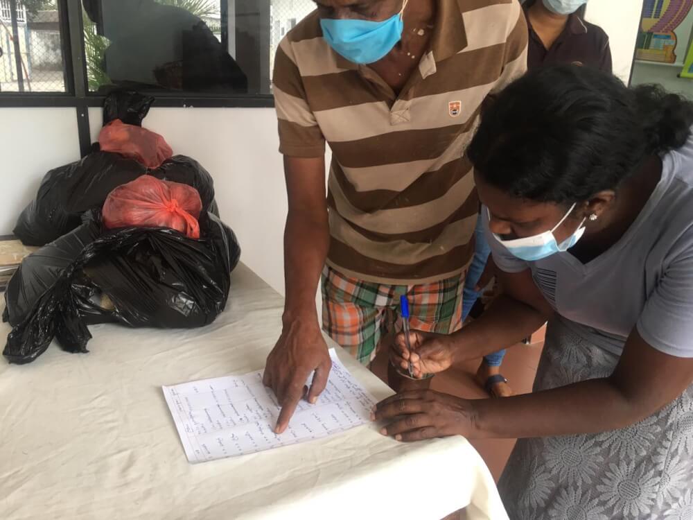 Beneficiaries sign receipt of distribution © Renaissance Sri Lanka