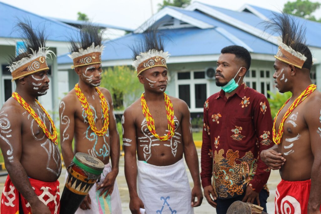 Co-existence of different modern human Societies, in West Papua, Indonesia © Dhafi Fimbay
