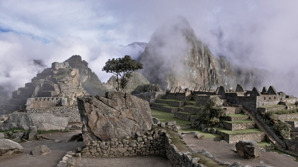 Ruins of Machu Picchu, an ancient Inca city in Peru, remnants of a past human society © Tomas Sobek Unsplash